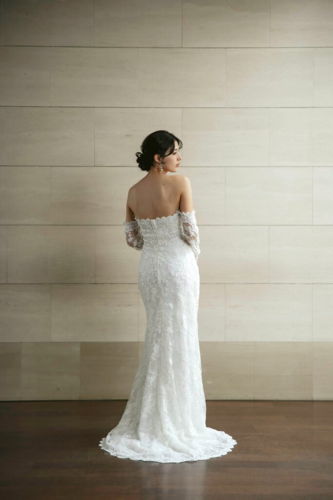 ウエディングドレス オフホワイト 取り外し可能な付け袖 贅沢な総