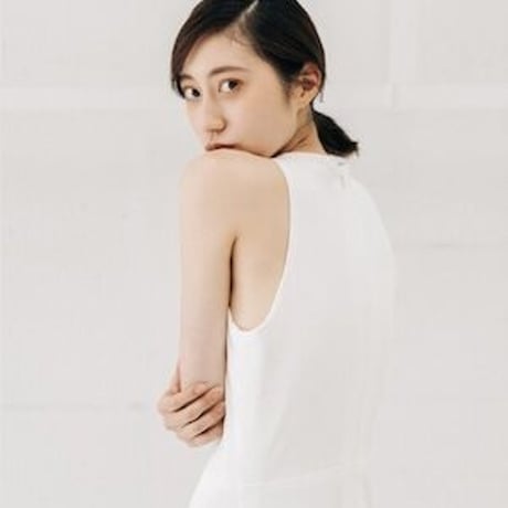 シアーな美しさ パーティードレス ホワイト ノースリーブ  細見えシルエット