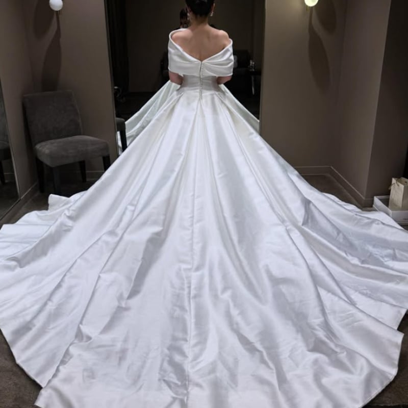 ウエディングドレス オフホワイト オフショルダー くるみボタン 光沢