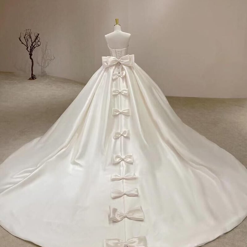ウエディングドレス 豪華なバックリボントレーン フリルたっぷり