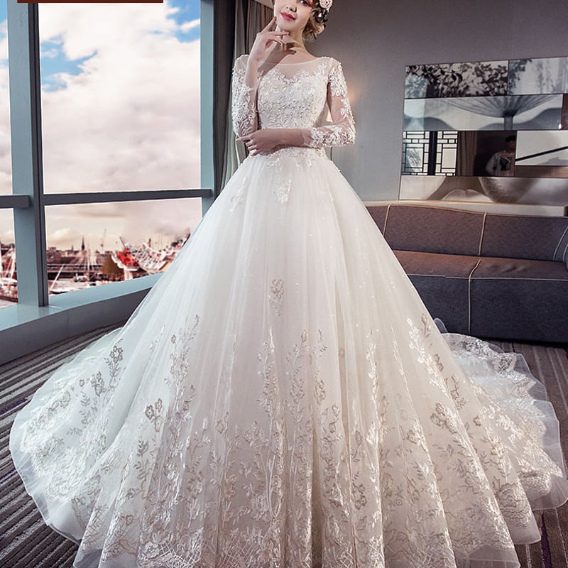 エメ　ウエディングドレス　ラメ　レース　スパンコール 細かいラメとシルバーのスパンコールがキラキラしていて綺麗。桂