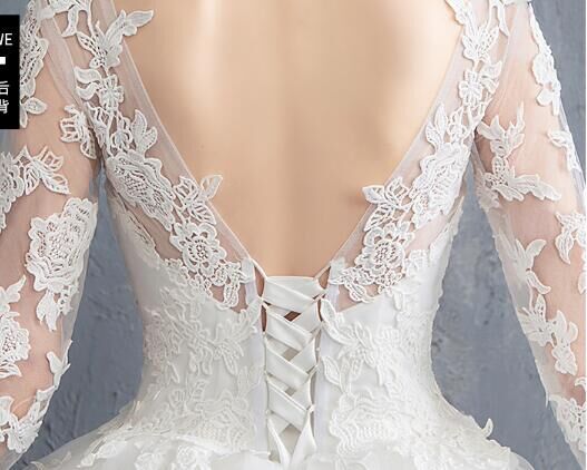 花柄刺繍がオシャレな純白のウェディングドレス(プリンセスタイプ) 花柄刺繍がオシャレな純白のウェディングドレス(プリンセスタイプ)