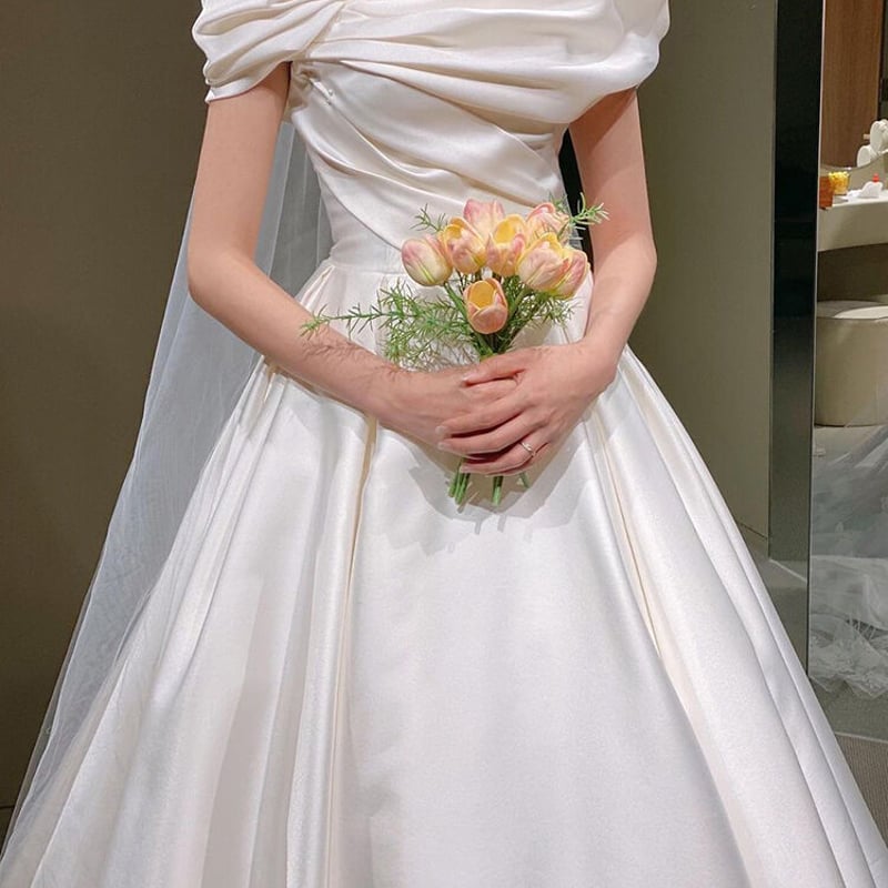 フランス風 オフショルウエディングドレス ホワイト 光沢サテン 華やか  