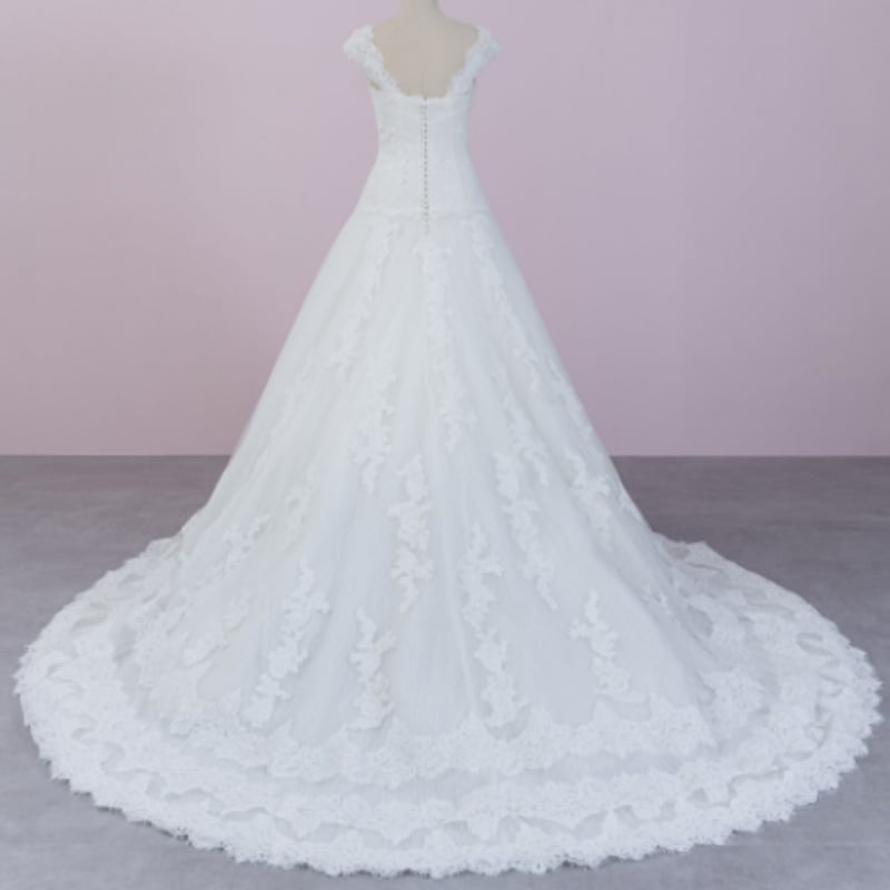 高品質！ ウエディングドレス 裾に繊細レースをあしらった ホワイト  