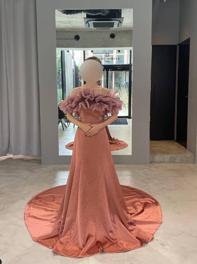 パーティードレス テラコッタ色 オフショルダー 背中見せ 光沢感  