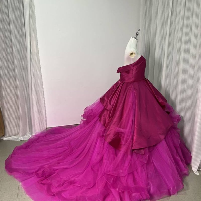 カラードレス ビビッドピンク ベアトップ チュールスカート デザイン感  