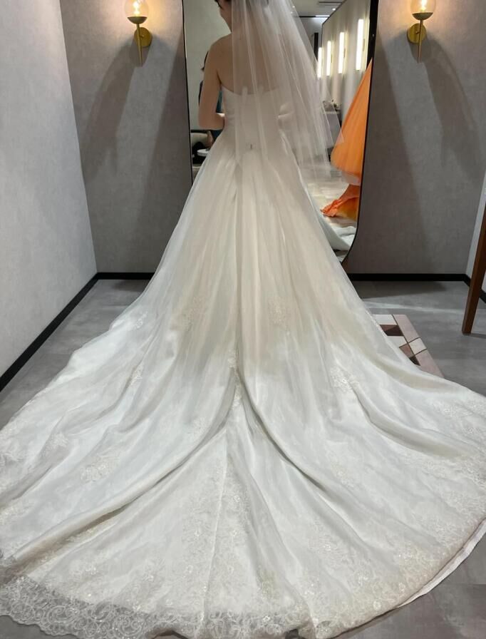 ウェディングドレス キラキラ光る刺繍 ベアトップ 裾に繊細レースを  