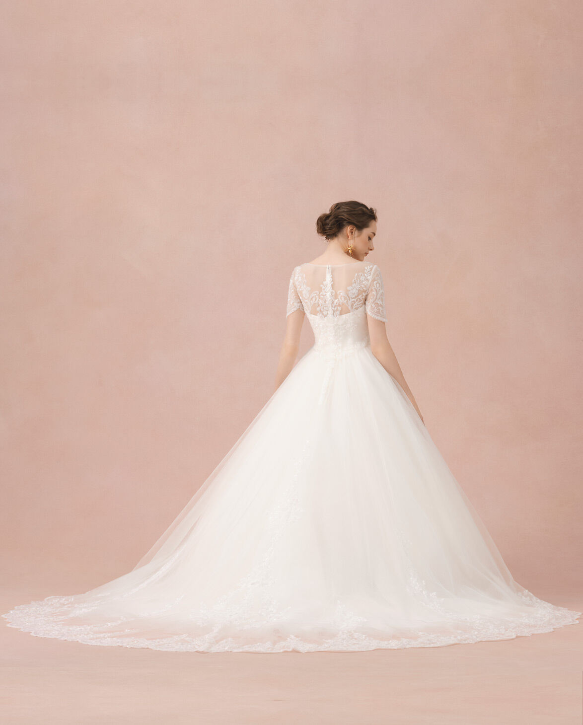 ウエディングドレス 豪華！オフショルダー 光沢サテン 繊細レース 裾に  