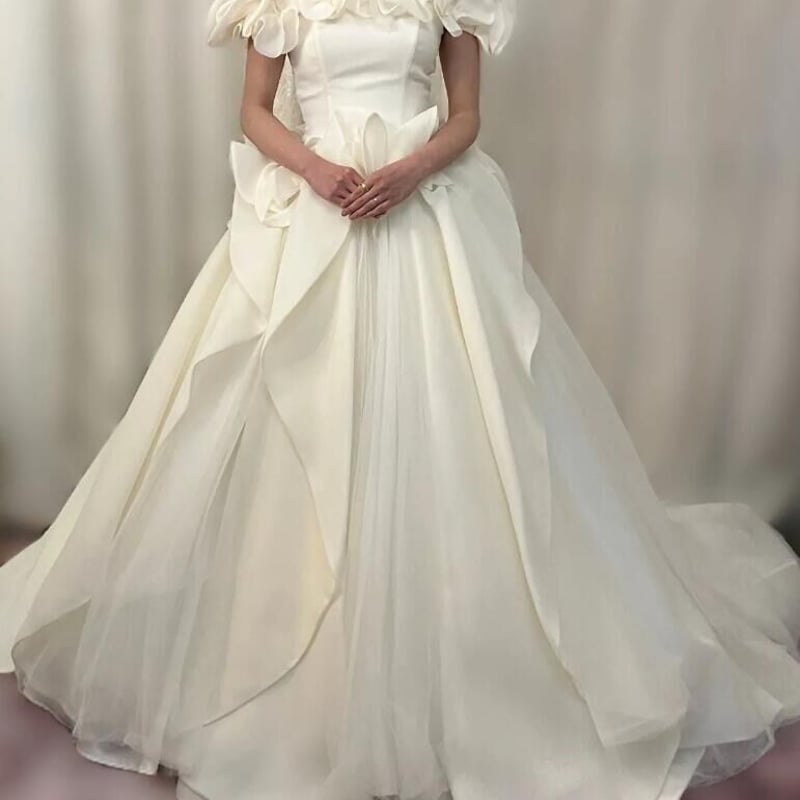 ウエディングドレス マット生地 オフショルダー ラッフルフリル  