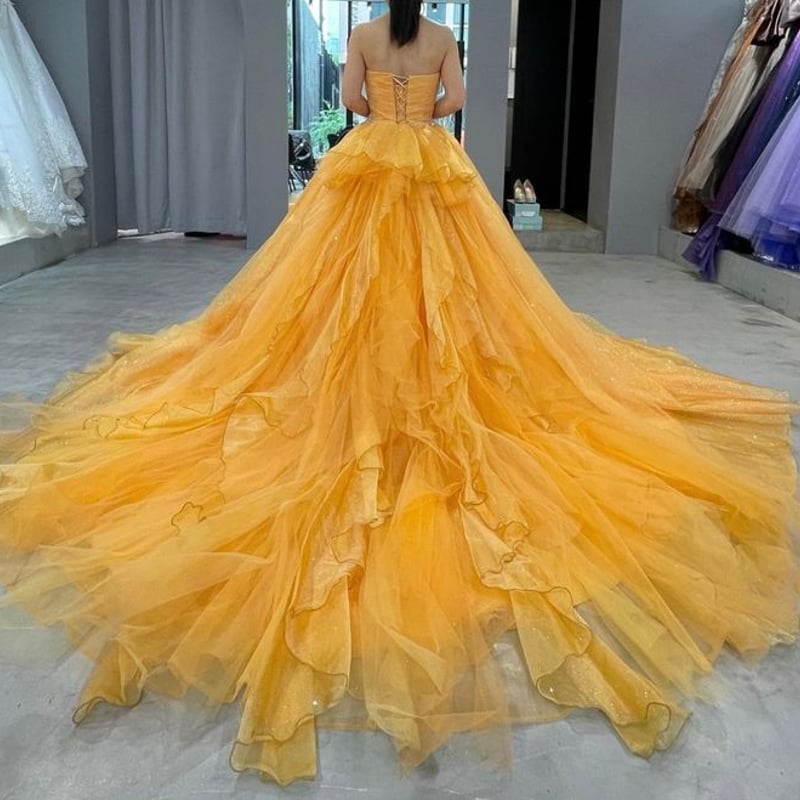 ウェディングドレス イエロー 華やかなトレーン キラキラグリッター