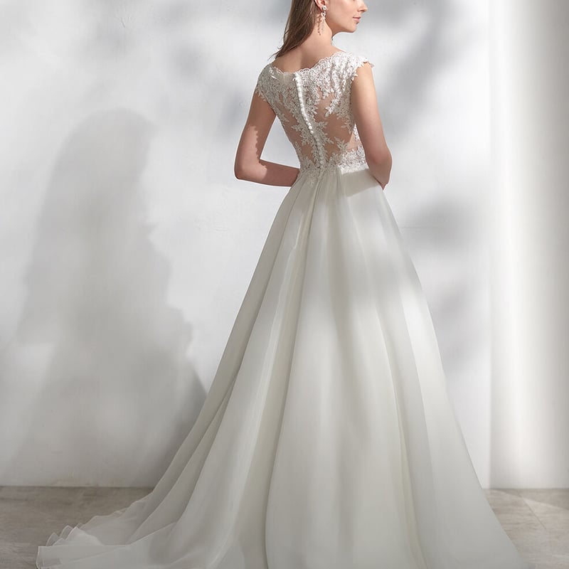 ウエディングドレス Vネック エレガントレース エアリー感 チュール  