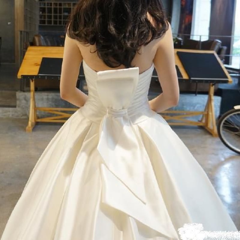光沢がある、リボン付け、高級なウェディングドレス、ホワイト ドレス  