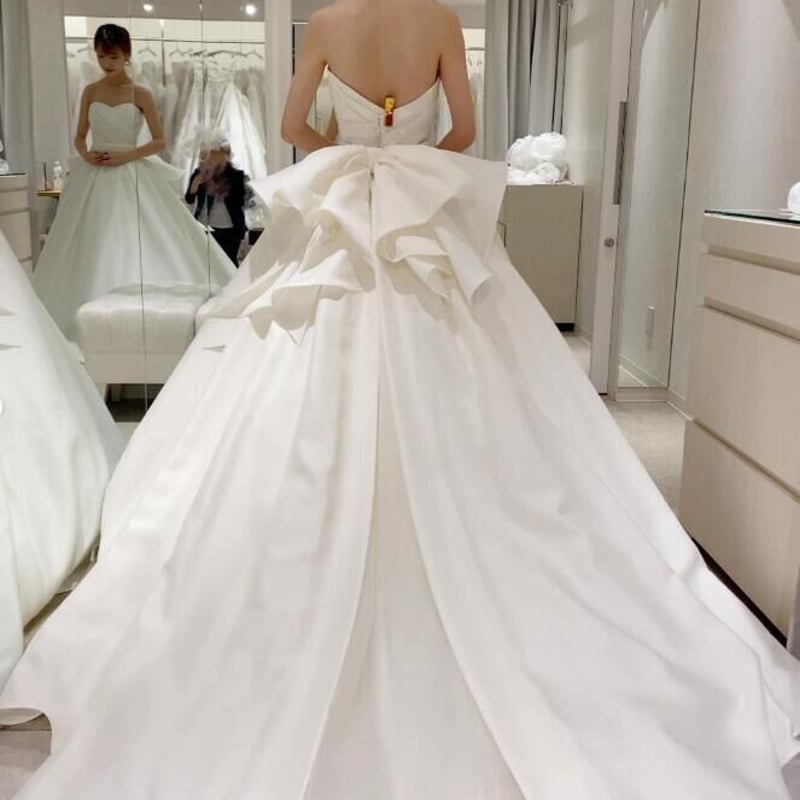 ウエディングドレス ふっくら柔らかなバックリボン 素敌な ベア