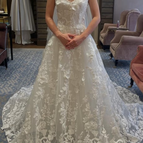 ウエディングドレス   オフホワイト  花柄モチーフで刺繍が美しい   キャミソール   ロングベール   華やかなトレーン   結婚式