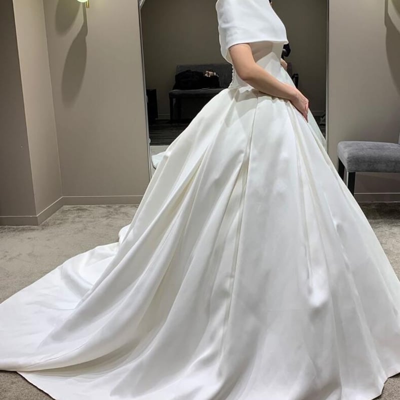 ウェディングドレス オフショルダー マット生地 くるみボタン 華やか