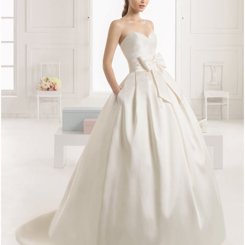 ベアトップリボンサテンウェディングドレス結婚式 ウエディングドレス ホワイト 光沢サテン ベアトップ リボン