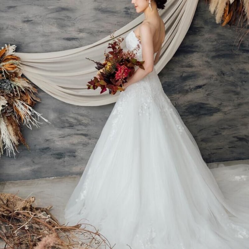 ウエディングドレス ベアトップ 柔らかく重ねたチュールスカート 裾に  