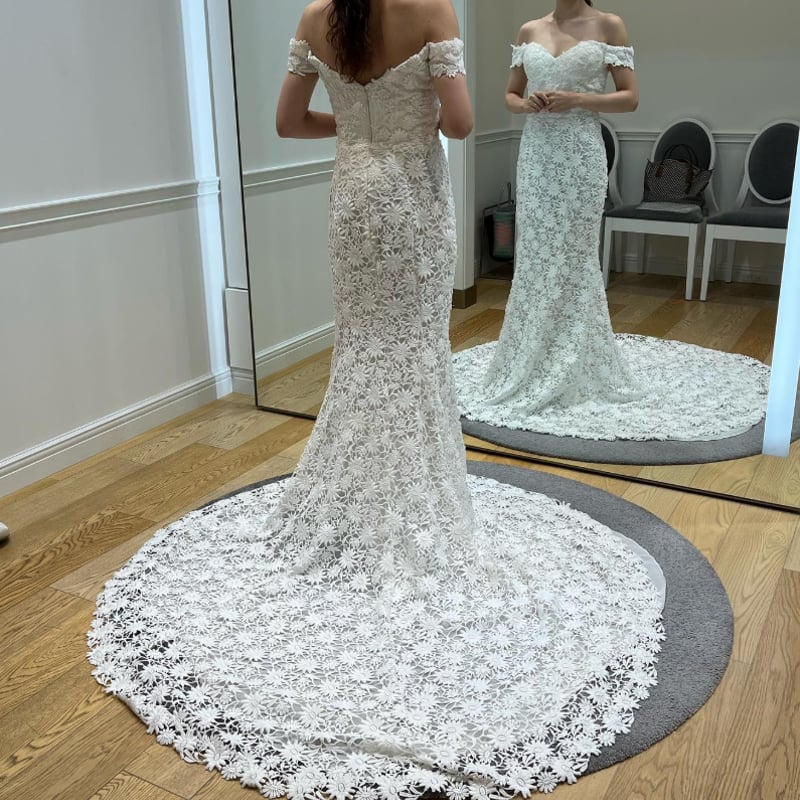 ウエディングドレス オフホワイト オフショルダー 贅沢な総レース