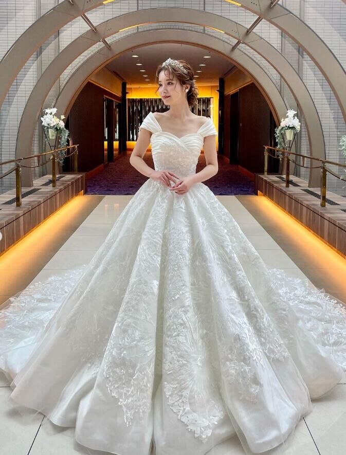 豪華！ ウエディングドレス オフホワイト オフショルダー キラキラ光る刺繍 憧れのドレス 花嫁
