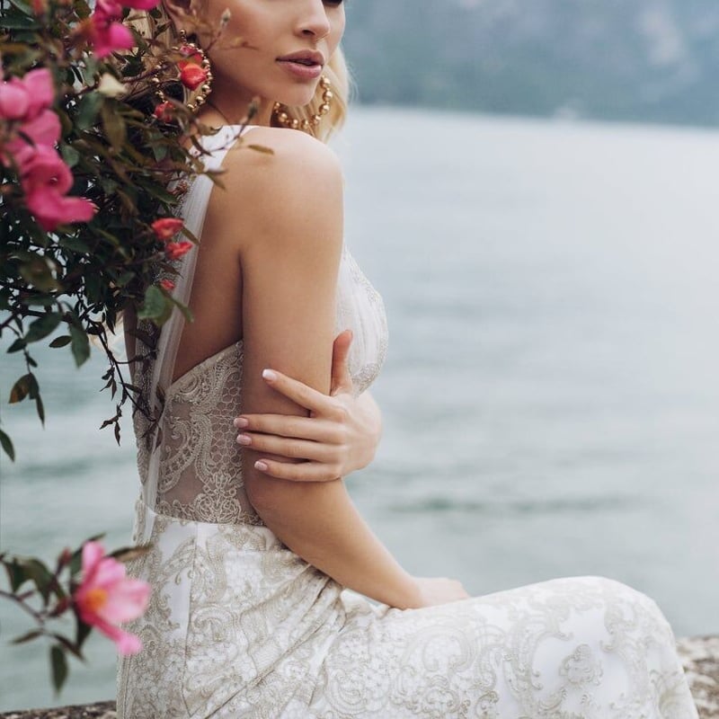 総レースウエディングドレス Vネックドレス 背中見せ マーメイドライン  