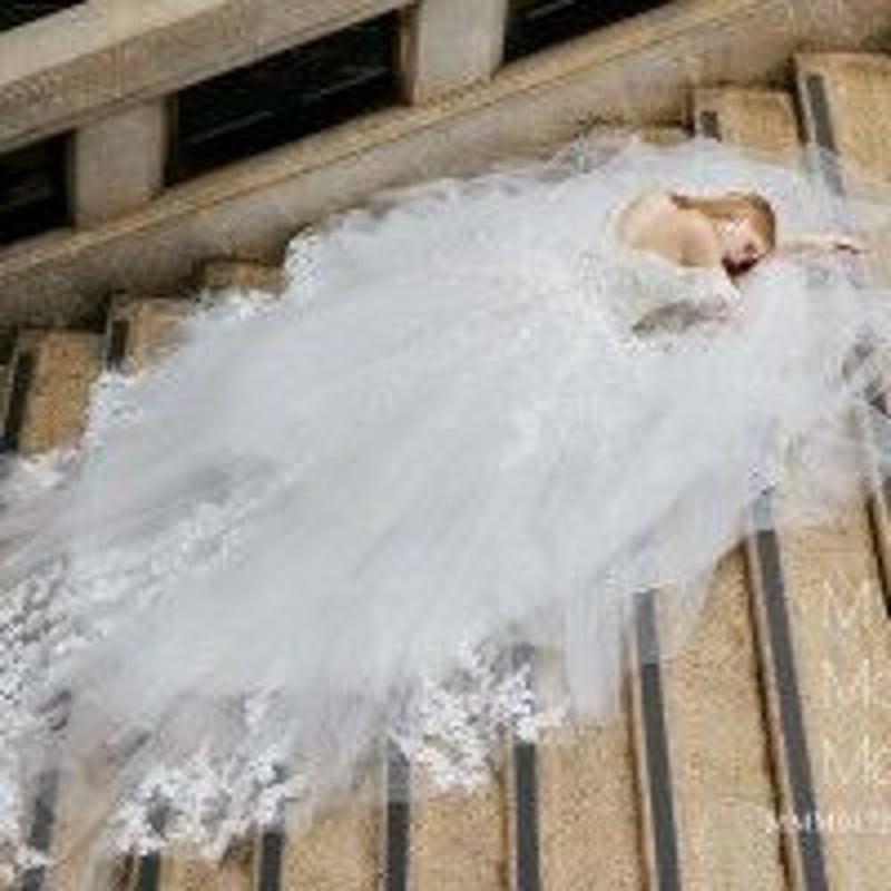 ウエディングドレス 取り外しオフショルダー 裾に繊細レースをあしらっ  