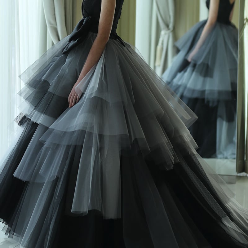 ウェディングドレス 黒 チュールスカート Vネック 高級感 豪華