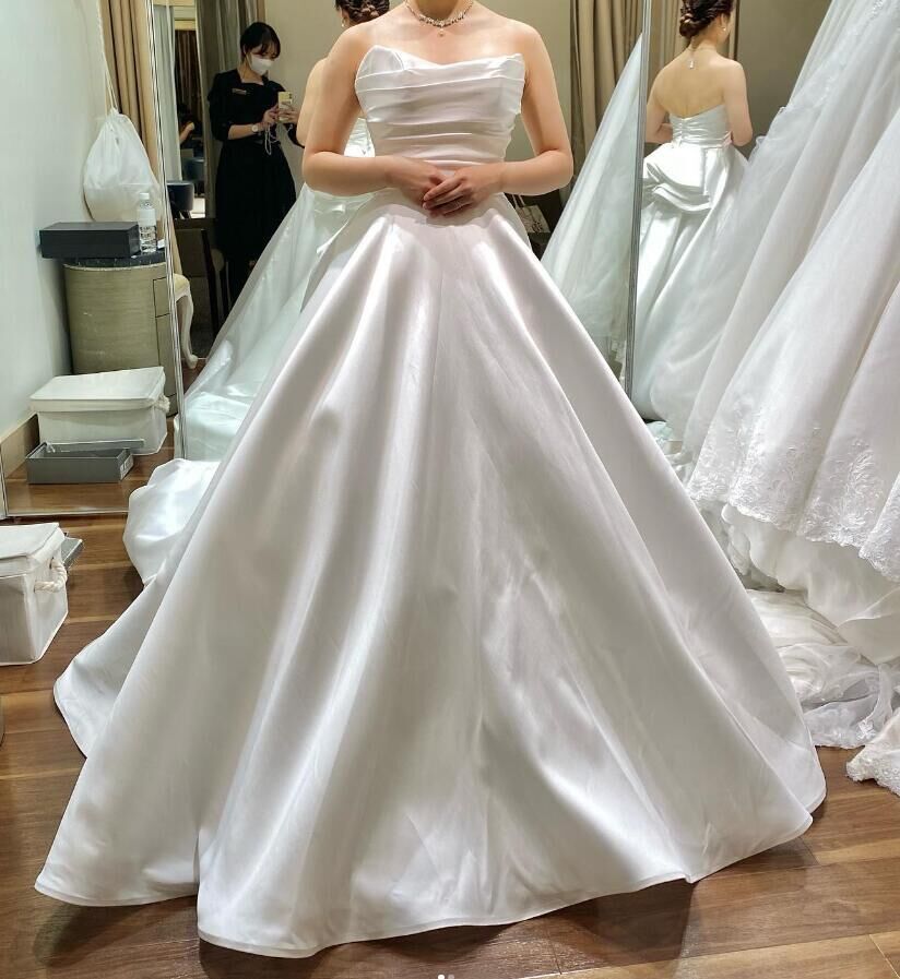 ウェディングドレス 光沢サテン 滑らか オフホワイト 花嫁 華やかな