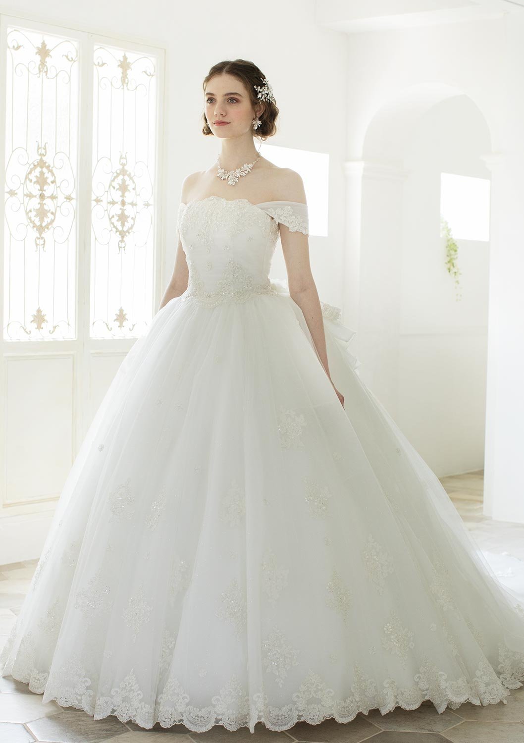 チュールウェディングドレス結婚式ボリューム 贅沢 ウェディングドレス ボリューム感 チュール コードレース