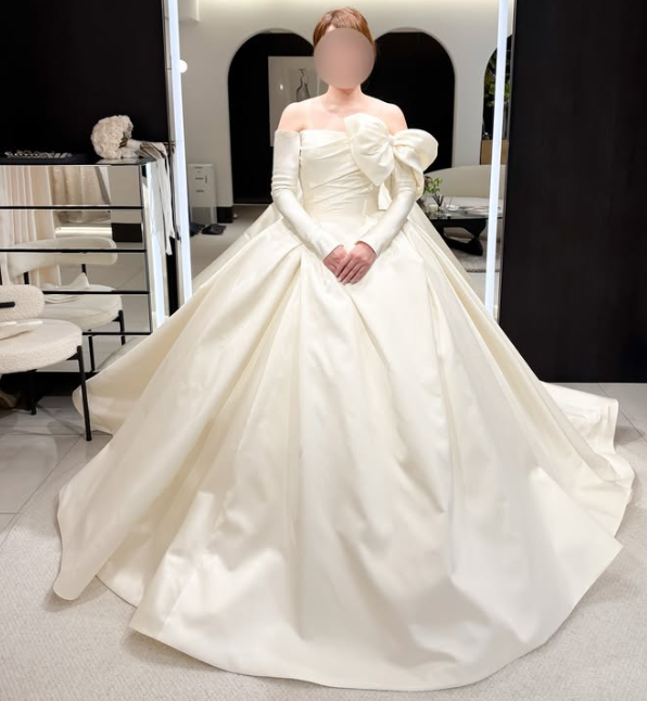 ウエディングドレス オフホワイト リボン ロングスリーブ 編み上げ 光