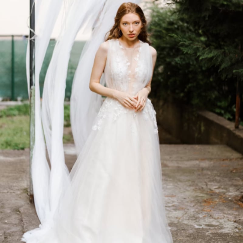 エレガント ドレス 床付く ソフトチュール 裾に繊細レースをあしらった  