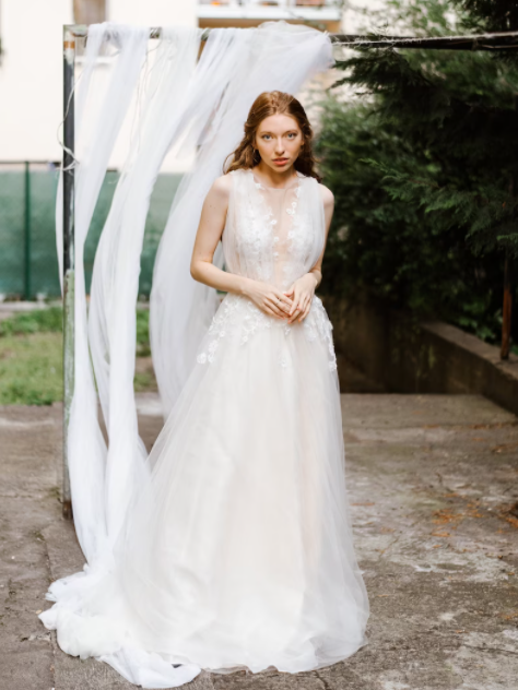 エレガント ドレス 床付く ソフトチュール 裾に繊細レースをあしらった  