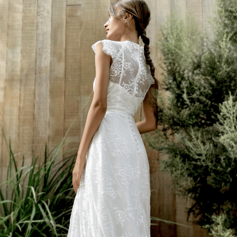 ウエディングドレス 総レース 流れる透け花レース ノースリーブ 優雅な  