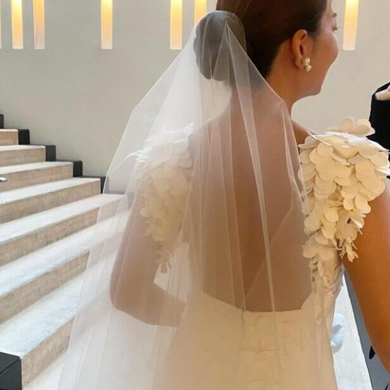 ウエディングドレス リーフ刺繍 背中見せ トレーン クレープ生地  