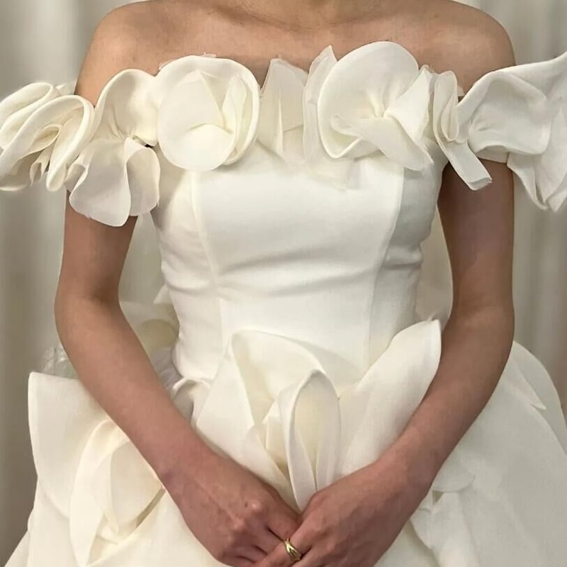 ウエディングドレス マット生地 オフショルダー ラッフルフリル  