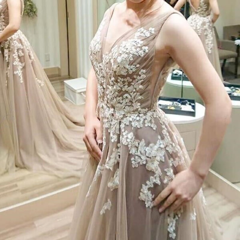 高品質！カラードレス ベージュ Vネック 花モチーフ 2次会/挙式