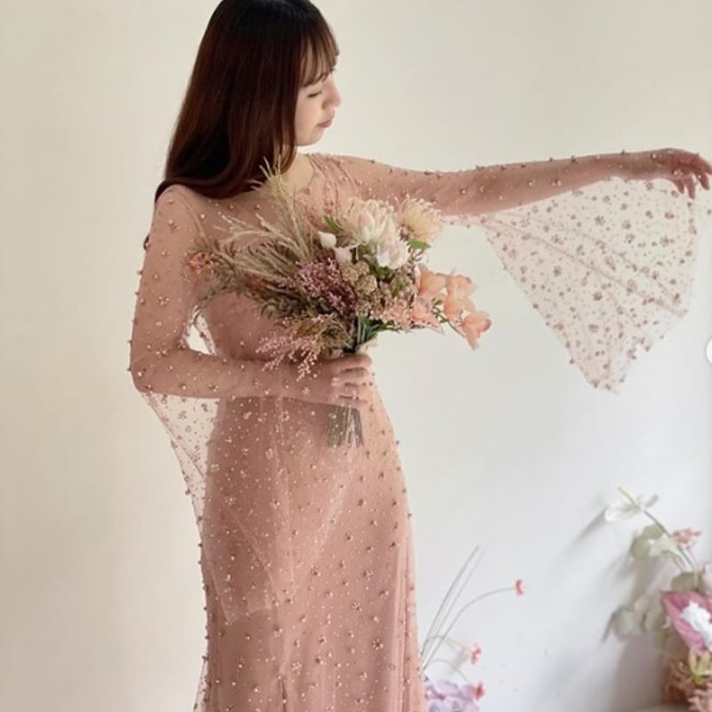 キラキラ光る刺繍 カラードレス ピンク 花嫁/ 結婚式ふわふわ袖 背中 