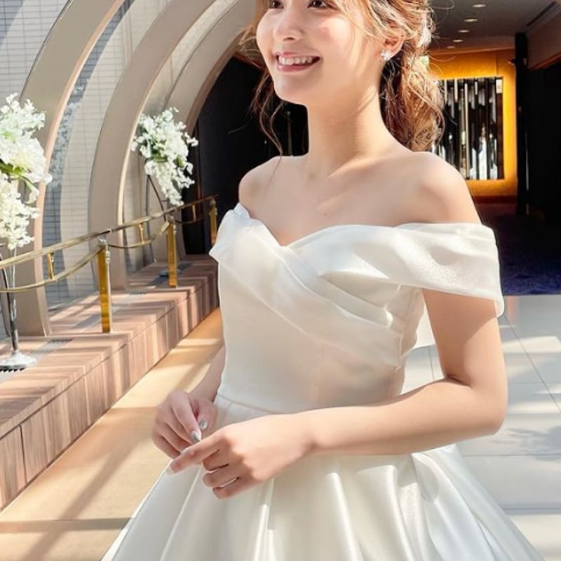 シアーな美しさ ウエディングドレス 純白 オフショルダー