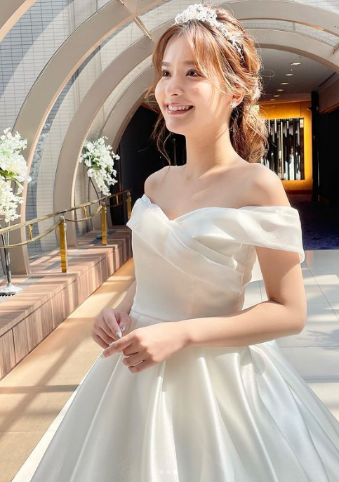 シアーな美しさ ウエディングドレス 純白 オフショルダー シアーな美しさ ウエディングドレス 純白 オフショルダー