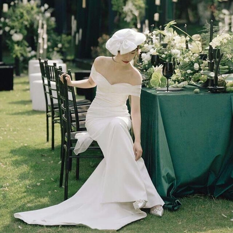 優雅 ウエディングドレス ホワイト 光沢サテン 短トレーン 背中見せ  