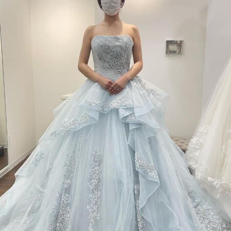 カラードレス 爽やかで優しいブルー ベアトップ ラッフルフリル 裾に  