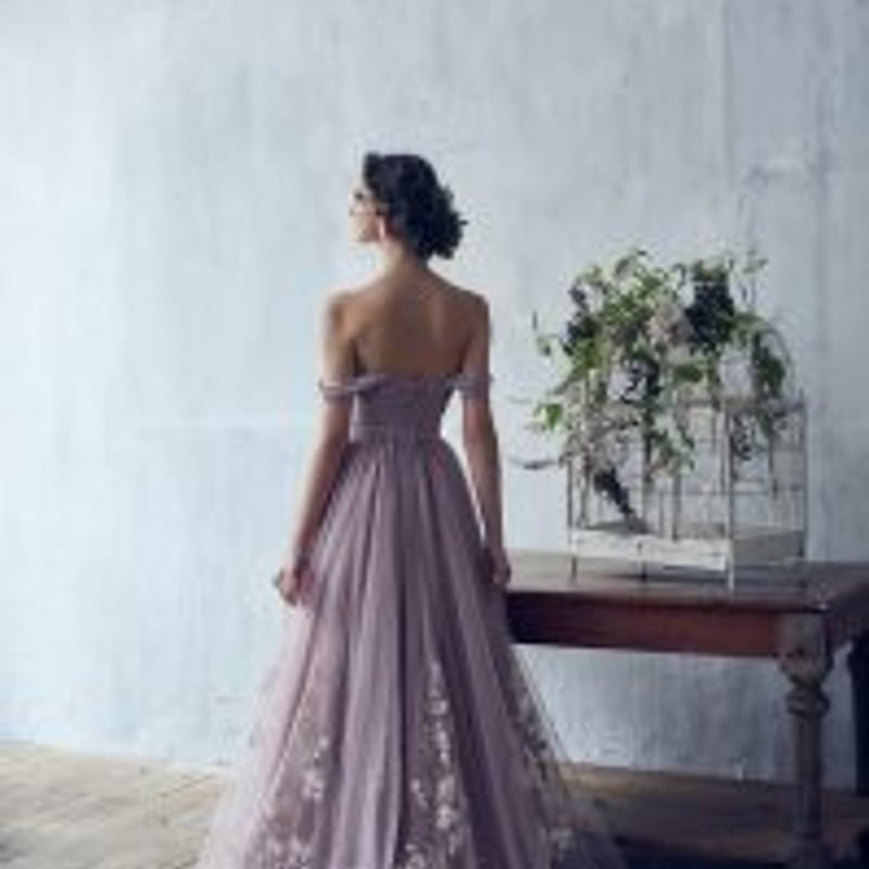 カラードレス パープル オフショルダー 裾に繊細レースをあしらった  