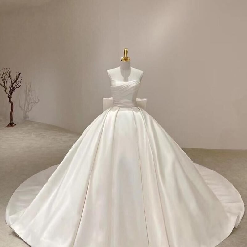 ウエディングドレス 豪華なバックリボントレーン フリルたっぷり  