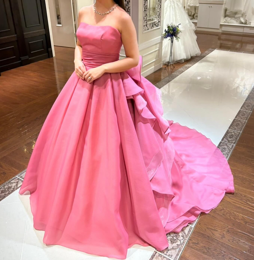 【華やか・ボリューム感◎】立体フラワーデザインのビビッドカラードレス 本日はカラードレスのご紹介です💐 【ISAMUMORITA】商品名IN360