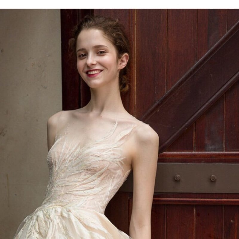 高品質！ ウエディングドレス 薄シャンパンの色 ベアトップ プリンセス  