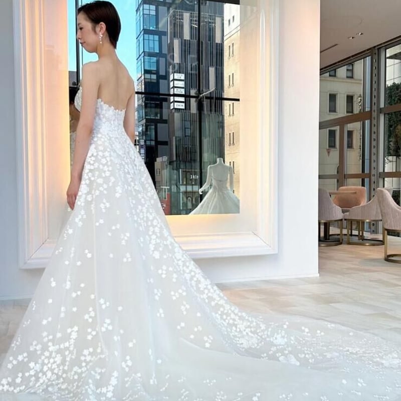 ウエディングドレス 花柄のモチーフ刺繍が美しく ベアトップ 総レース  