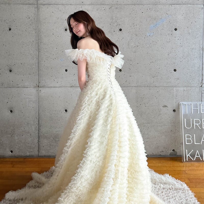 ウエディングドレス オフホワイト フリルオフショルダー もこもこ