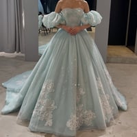 カラードレス   爽やかで優しいブルー   取り外し可能な付け袖   花柄モチーフで刺繍が美しい   シークインチュール  華やかなトレーン   花嫁