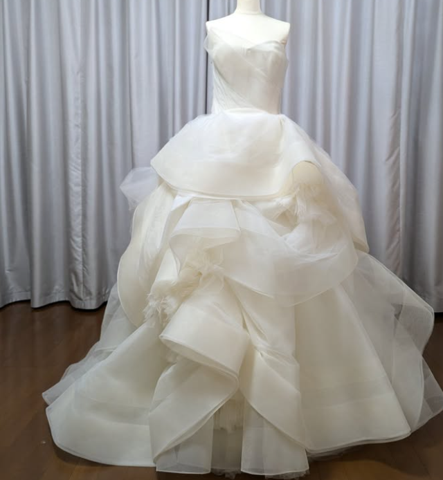 ホワイトラッフルデザインドレス（ウエディングドレス）7号　クリーニング済み 商品No.K0069【購入商品】ウエディングドレス：スリム ホワイト