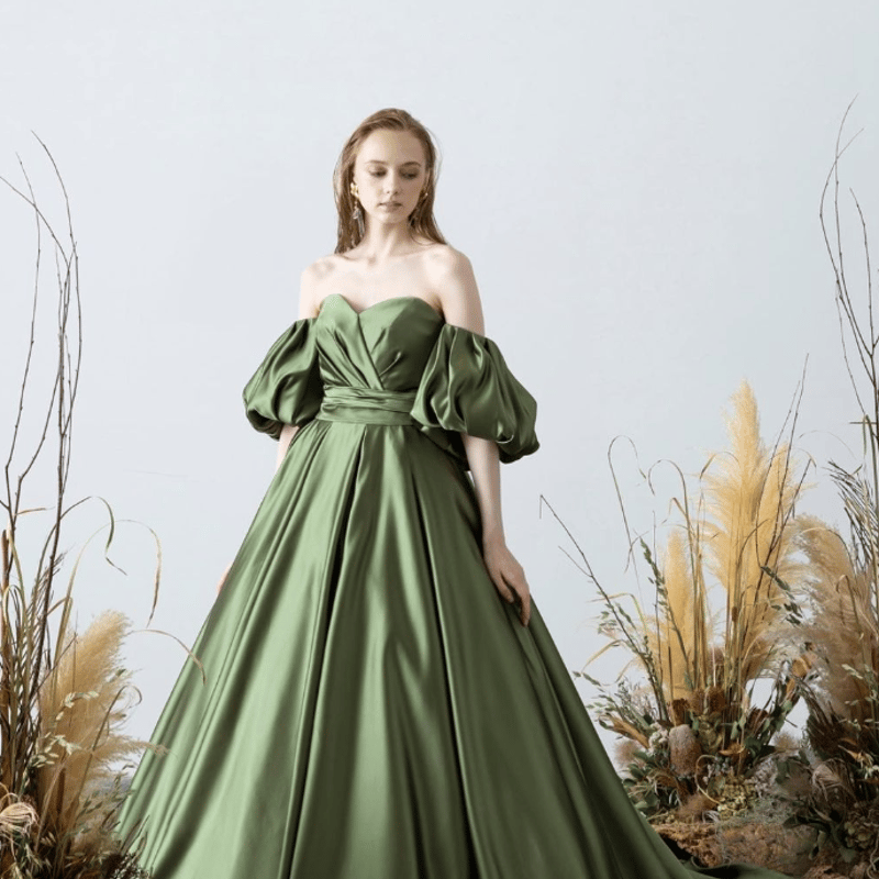 パーティードレス グリーン パフスリーブ ベアトップ 光沢サテン 派手  