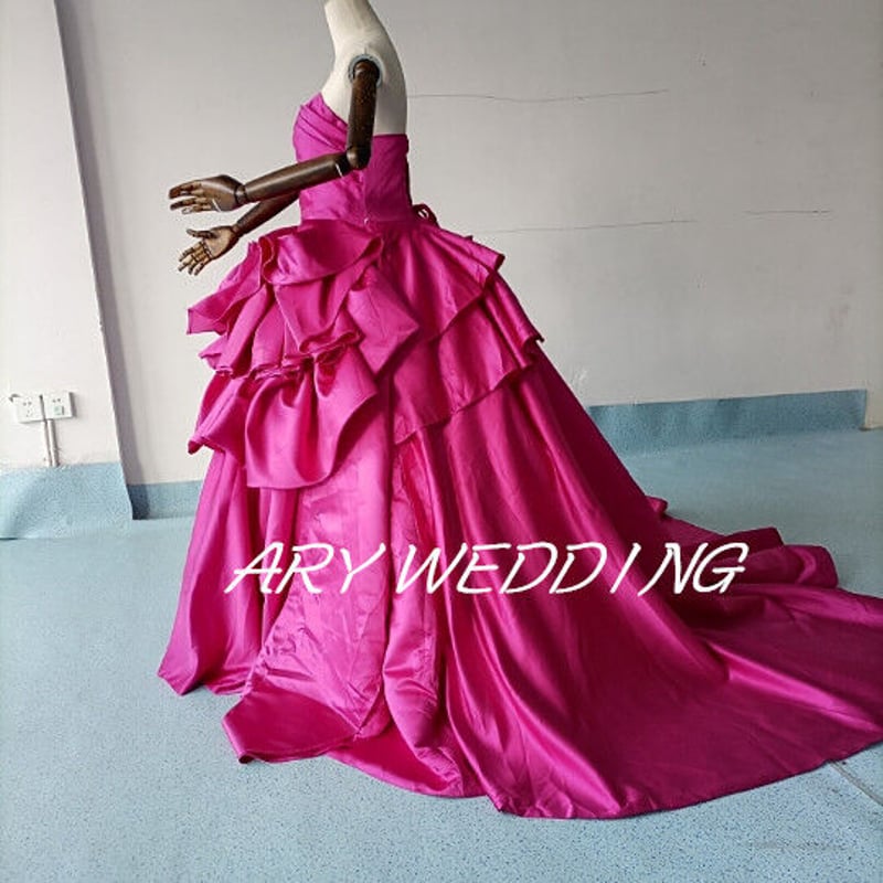 高品質！ベアトップ ウエディングドレス 豪華 ビビッドピンク 光沢  